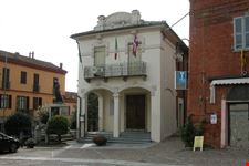 Il municipio ed il monumento ai caduti.